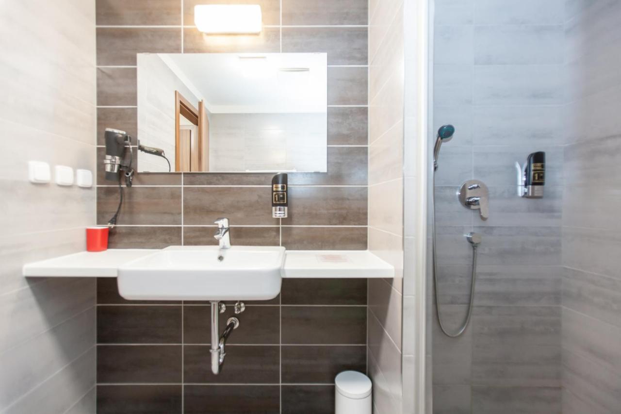 Hotelovy Dum Kaskada - Bed And Breakfast Kurdejov Luaran gambar